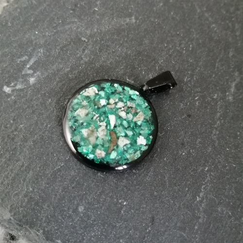 Circle memory pendant with ashes