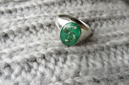 Signet ring with ashes (larger size)